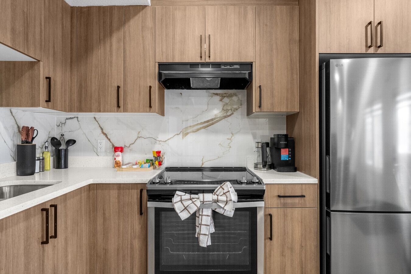 Frigorífico, microondas, horno y placa de cocina