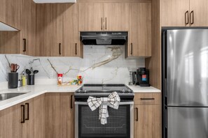 Frigorífico, microondas, horno y placa de cocina