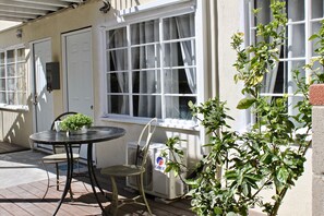 Exterior - SMA Apartments (Santa Monica)