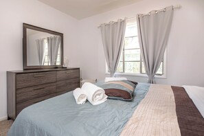 Free WiFi, bed sheets - SMA Apartments (Santa Monica)