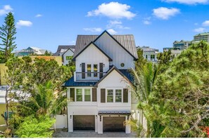 Exterior - Stunning Home w/ Pool, Slide & Spa & Rooftop Views! (Sarasota)