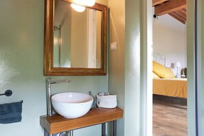 Double Room, Pets allowed, Vineyard View | Bathroom - Agriturismo Cotorniano  (Casole d elsa)