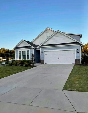 Exterior - Spacious Retreat w/ King Suite, 3 Baths + Yard (Graham)