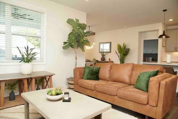 Family room: 2 large couches, additional bench seating, 60 inch smart TV.