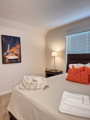 3 bedrooms, iron/ironing board, internet, bed sheets