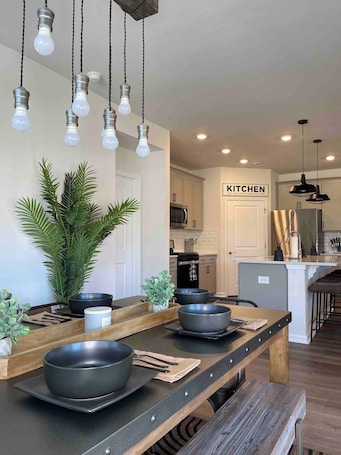 お食事. Spacious Retreat w/ King Suite, 3 Baths + Yard