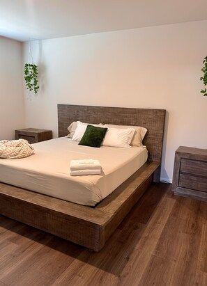 3 bedrooms, iron/ironing board, Internet, bed sheets