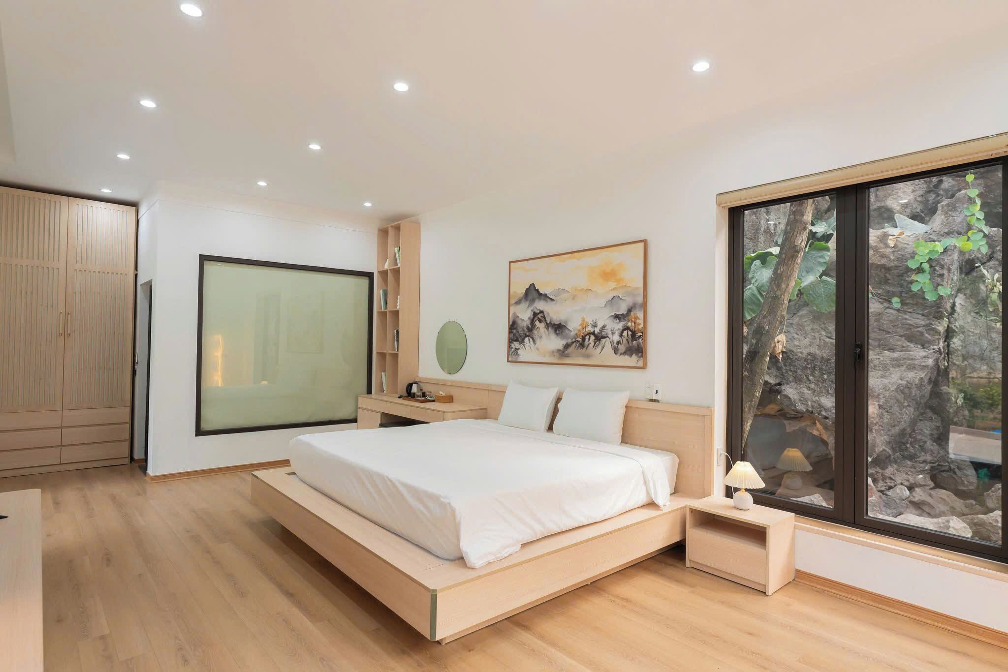 Escritorio, espacio para trabajar con laptop y wifi gratis 