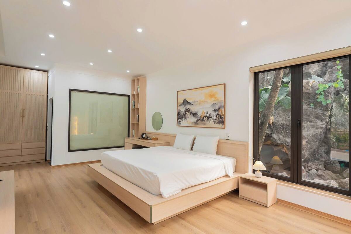 Escritorio, espacio para trabajar con laptop y wifi gratis