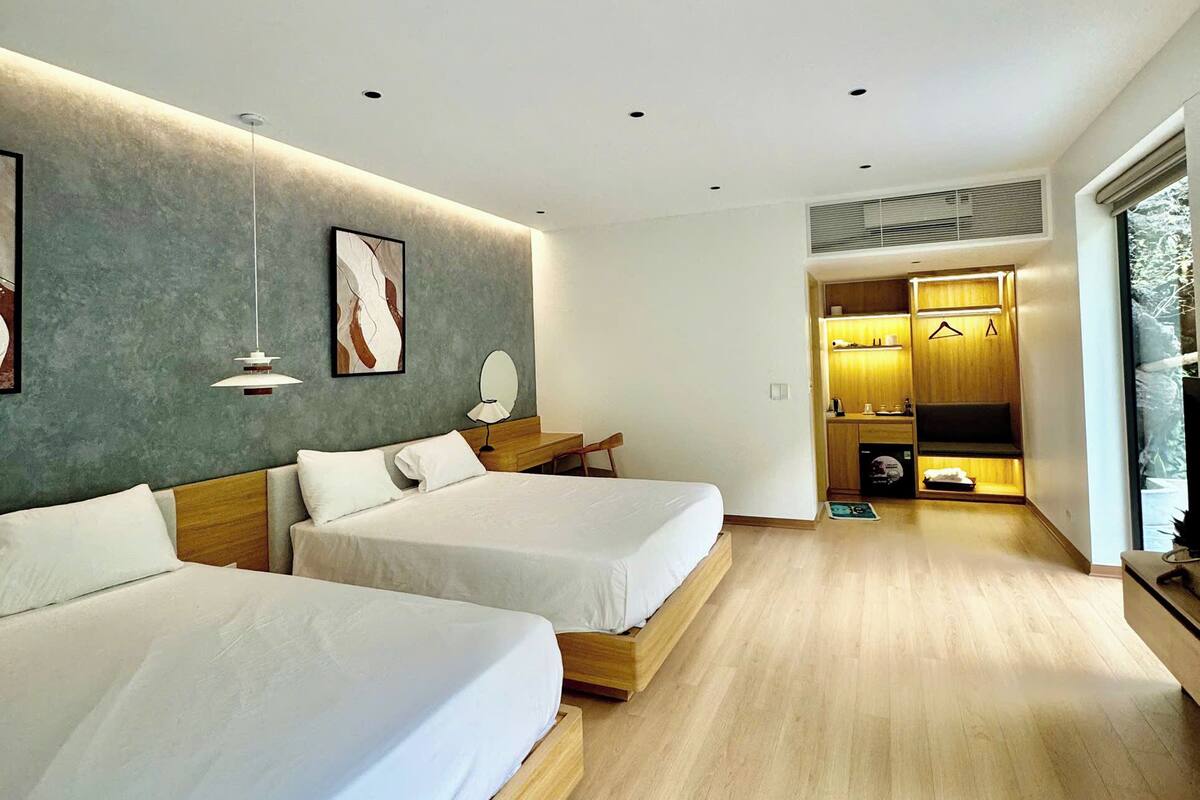 Escritorio, espacio para trabajar con laptop y wifi gratis