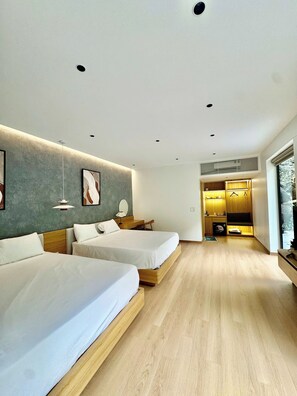 Escritorio, espacio para trabajar con laptop y wifi gratis 