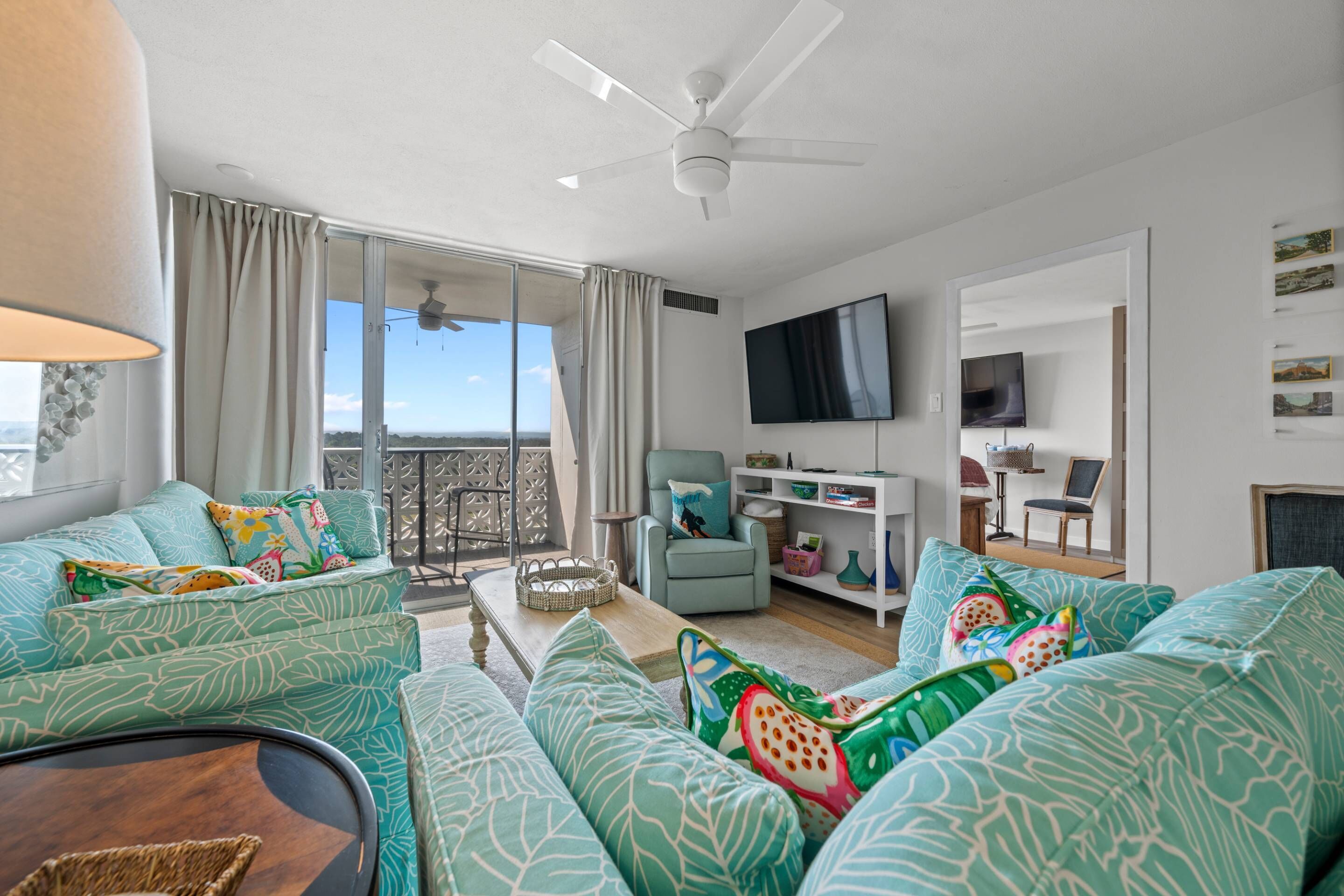 TV connectée, cheminée, table de tennis de table