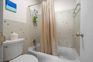 Hair dryer, towels, shampoo - Lake Hamilton Condo w/ Private Balcony, Water Views & Resort-style Amenities (Hot Springs)