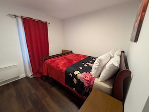 3 bedrooms, iron/ironing board, WiFi, bed sheets