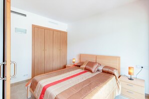 2 bedrooms, iron/ironing board - Cozy Ground-Floor Apartment, Pool & Parking (Roses)