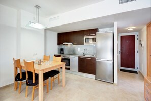 Private kitchen - Cozy Ground-Floor Apartment, Pool & Parking (Roses)
