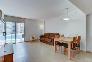 TV - Cozy Ground-Floor Apartment, Pool & Parking (Roses)