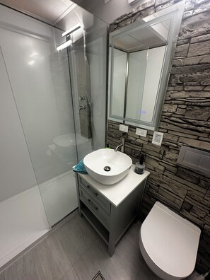 Haartrockner, Handtücher, Seife, Toilettenpapier