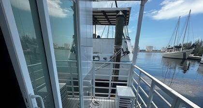Key West Houseboat Haven -Where Ocean Breezes & Margaritas Meet