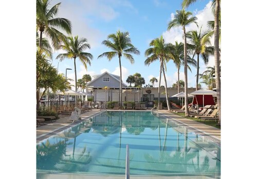 Key West Houseboat Haven -Where Ocean Breezes & Margaritas Meet