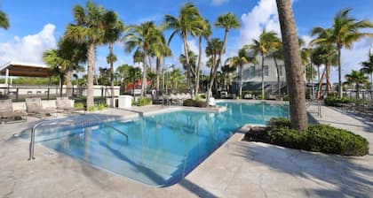 Key West Houseboat Haven -Where Ocean Breezes & Margaritas Meet