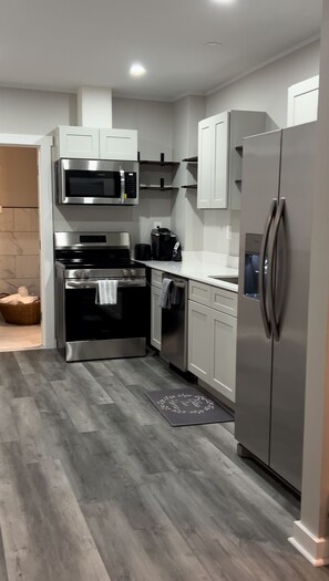 Mikrobølgeovn, ovn, kokeplater og oppvaskmaskin