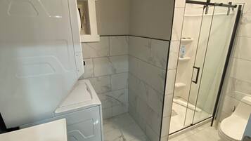 تجهيزات دش، مجففات شعر، مناشف، صابون