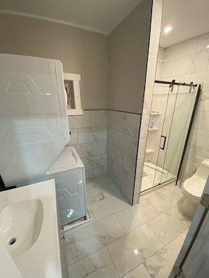 Douche, sèche-cheveux, serviettes fournies, savon