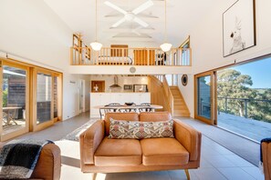 Smart-TV, peis, DVD-spiller og bøker