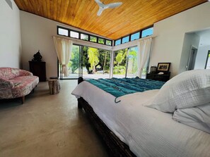 Tabla de planchar con plancha, wifi y ropa de cama 