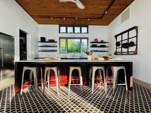 Refrigerador, horno, parrilla de estufa y cafetera y tetera 