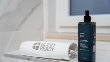 Apartment (Standard Family Room) | Bathroom