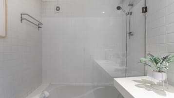 Studio (Studio with Balcony) | Badezimmer