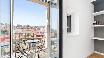 Estudio (Studio with Balcony) | Mobiliario individual y sistema de insonorización