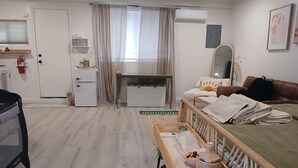 1 bedroom, travel crib, WiFi (free), bed sheets - Perfect studio: solo, couple or family+kids.
Sleeps 4 adults comfortably + crib (El Cajon)