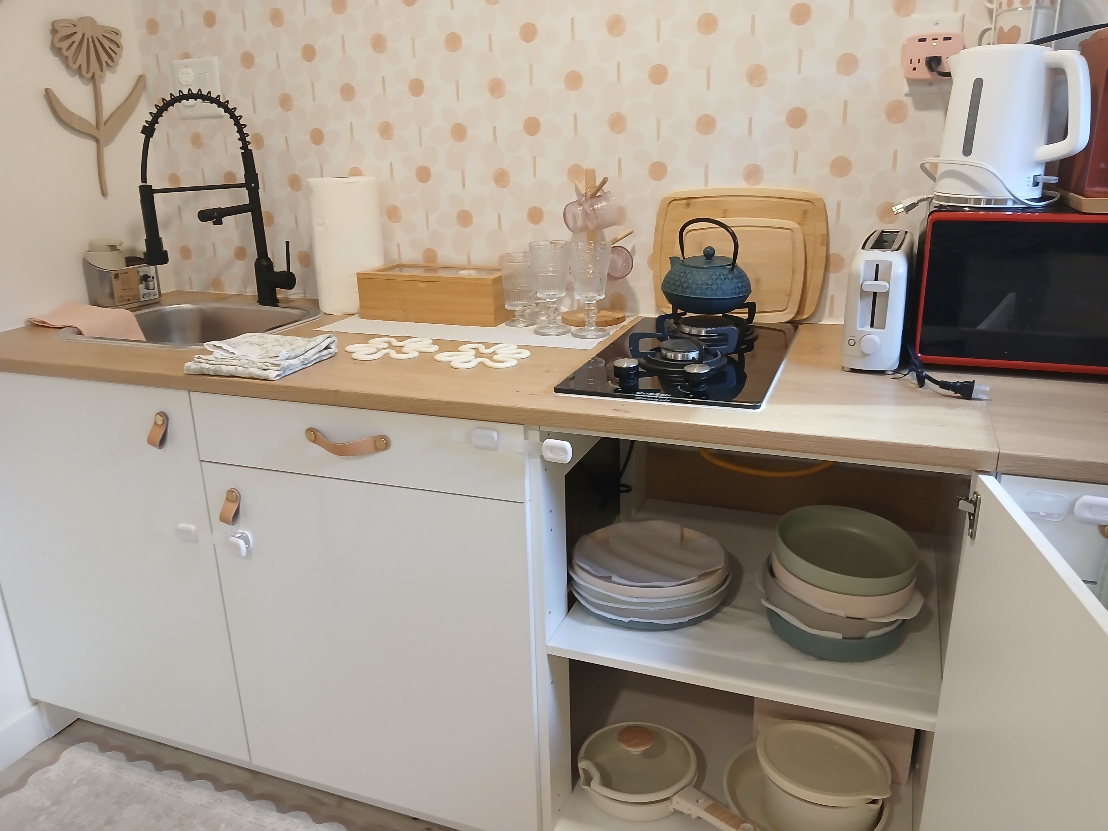 Frigorifero, microonde, piano cottura, macchina per tè/caffè