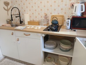 Fridge, microwave, stovetop, coffee/tea maker - Perfect studio: solo, couple or family+kids.
Sleeps 4 adults comfortably + crib (El Cajon)