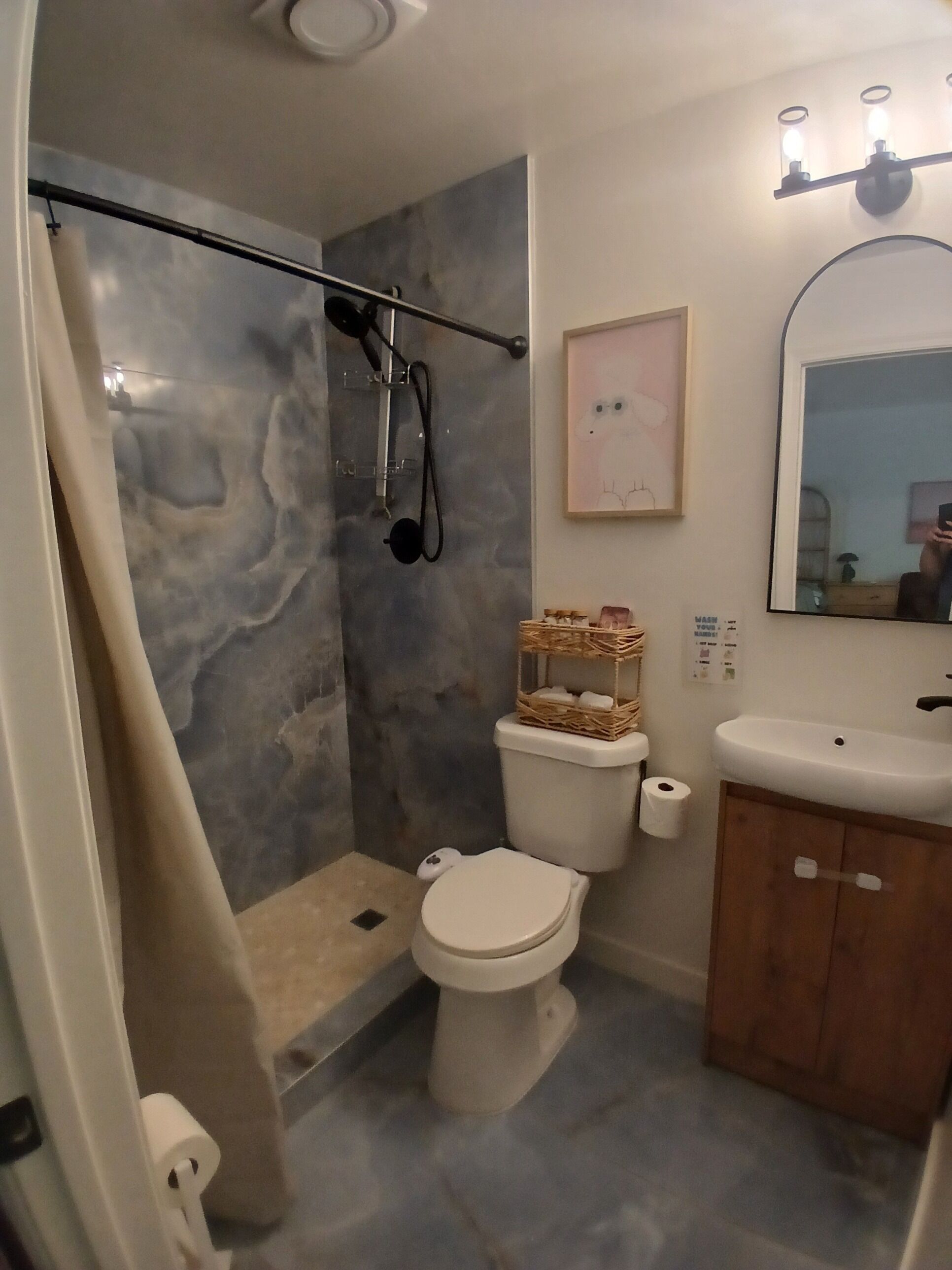 Asciugamani, sapone, shampoo, carta igienica