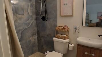 Asciugamani, sapone, shampoo, carta igienica