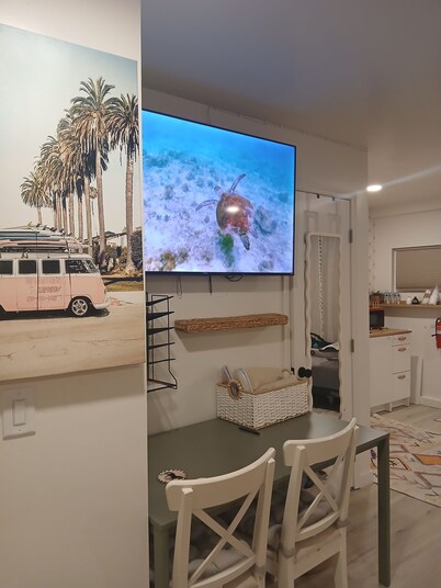 Perfect studio: solo, couple or family+kids.
Sleeps 4 adults comfortably + crib