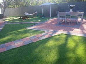 Outdoor dining - Perfect studio: solo, couple or family+kids.
Sleeps 4 adults comfortably + crib (El Cajon)