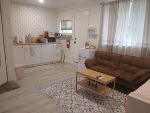 Smart TV - Perfect studio: solo, couple or family+kids.
Sleeps 4 adults comfortably + crib (El Cajon)