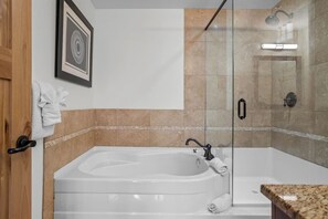 Hair dryer, towels, soap, shampoo - Mountain Views Lux 2BR Condo in Canmore w/ Hot Tub (Canmore)