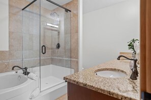 Hair dryer, towels, soap, shampoo - Mountain Views Lux 2BR Condo in Canmore w/ Hot Tub (Canmore)