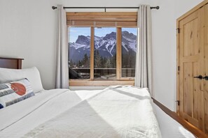 2 bedrooms, desk, iron/ironing board, free WiFi - Mountain Views Lux 2BR Condo in Canmore w/ Hot Tub (Canmore)