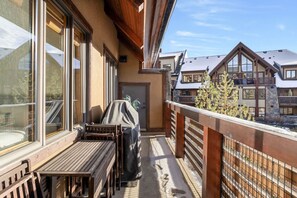 Property grounds - Mountain Views Lux 2BR Condo in Canmore w/ Hot Tub (Canmore)