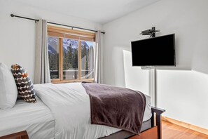2 bedrooms, desk, iron/ironing board, free WiFi - Mountain Views Lux 2BR Condo in Canmore w/ Hot Tub (Canmore)