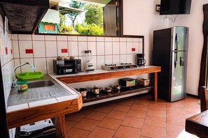 Microwave, toaster, cookware/dishes/utensils, lobster pot - Under the sky of the full moon (Montezuma)