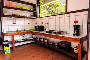Micro-ondes, grille-pain, batterie de cuisine, vaisselle et ustensiles