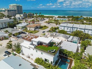Exterior - Luxurious 6 Bedroom House with Rooftop Deck, Pool & Spa, Steps to Lido Beach (Sarasota)